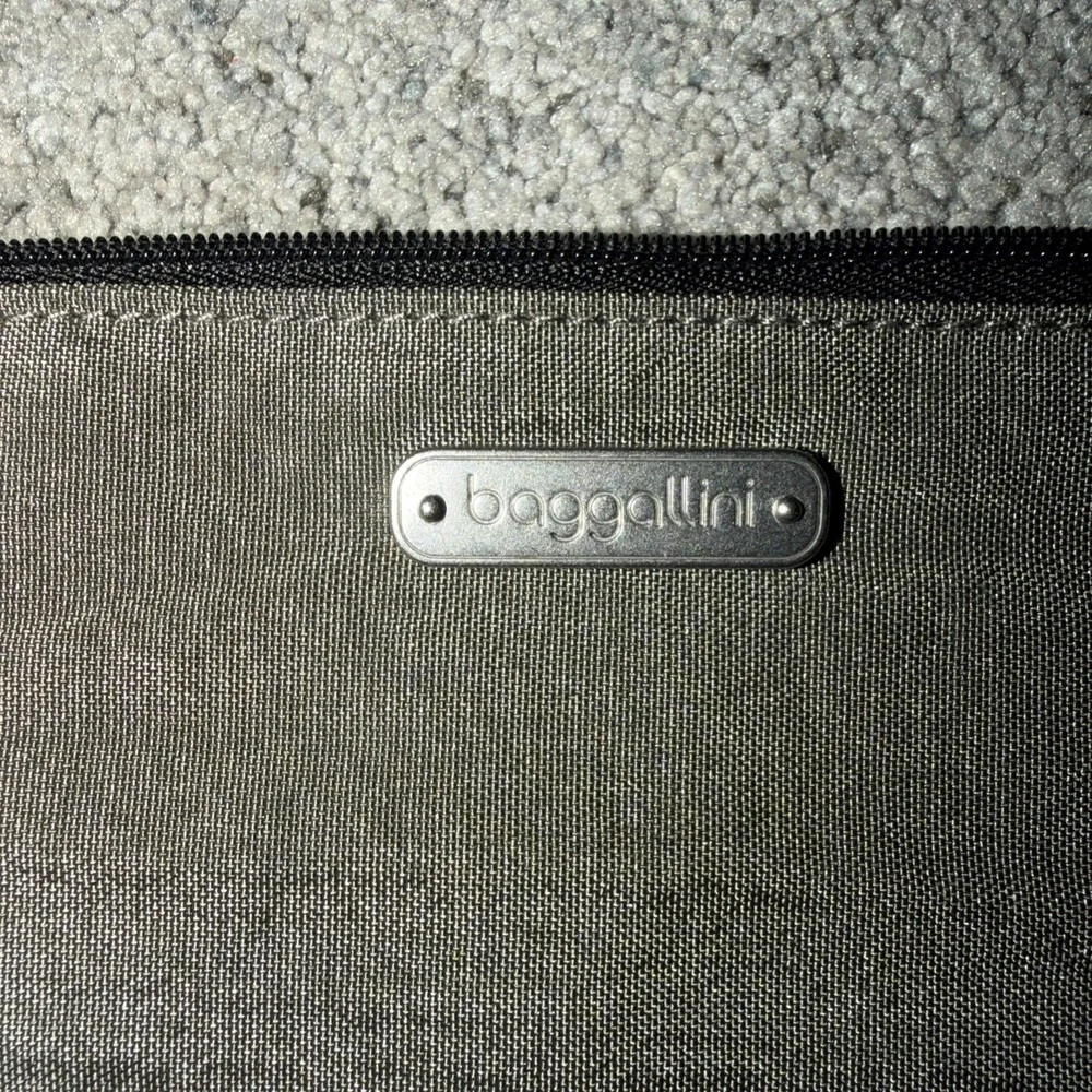 BAGGALLINI wristlet Wallet RFID Grey Blue Interior Zip Pouch 7.5 X 4.5 Travel